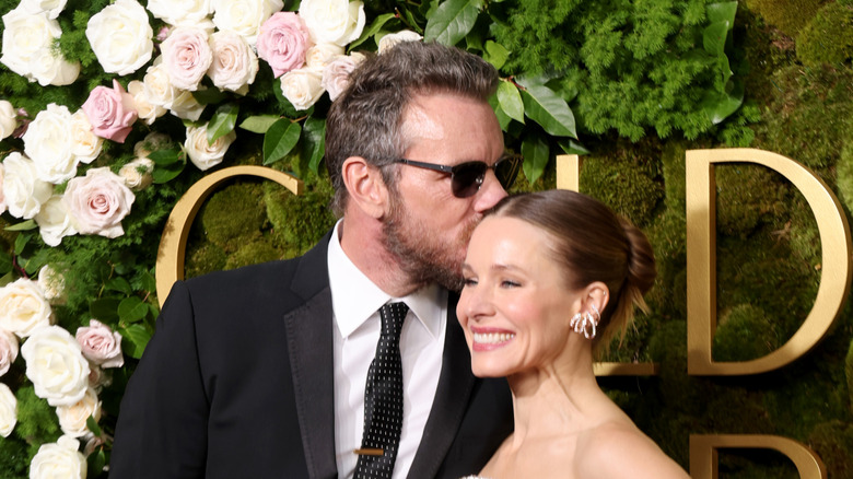 Dax Shepard giving Kristen Bell a kiss on her temple on the Golden Globes red carpet