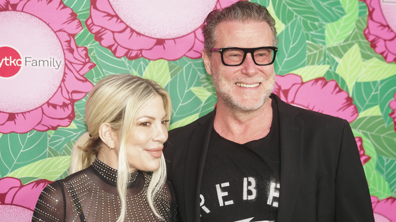 Tori Spelling and Dean McDermott smiling