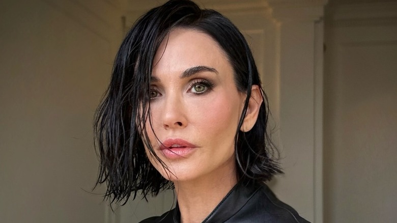 Demi Moore showing off her "Demi-tris BoB" hairdo.