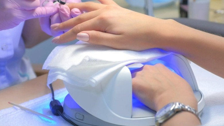 UV light nail dryer