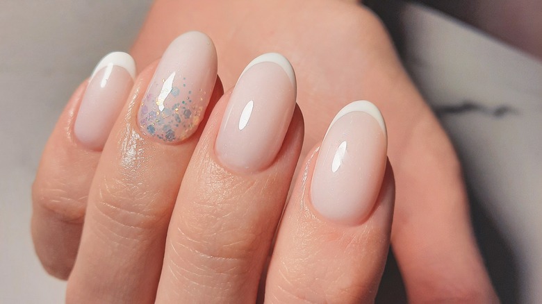 Egg-shaped nails
