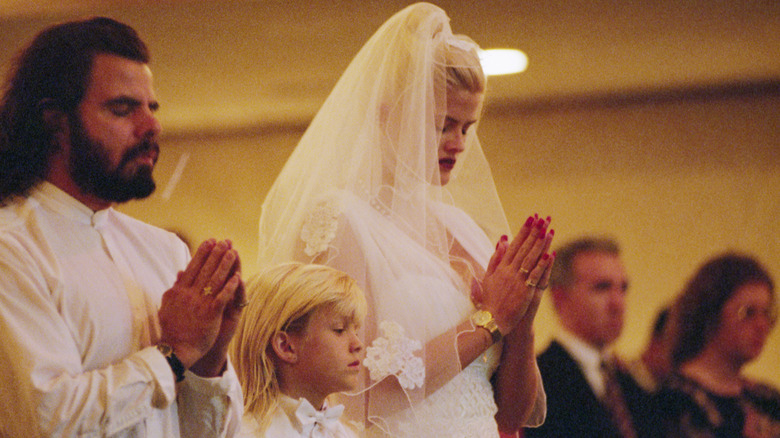 Anna Nicole Smith and Daniel Wayne Smith praying at a funeral