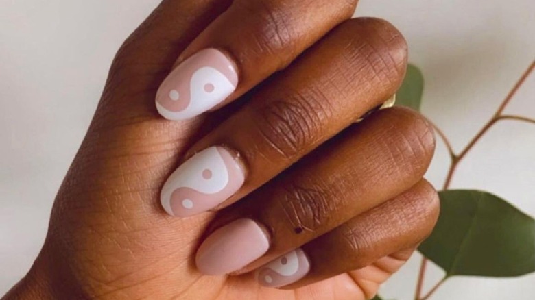 Chillhouse press on ying yang printed nails