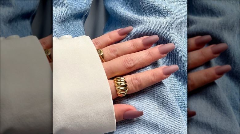 Woman's hand with Tella Nails press-on nails on