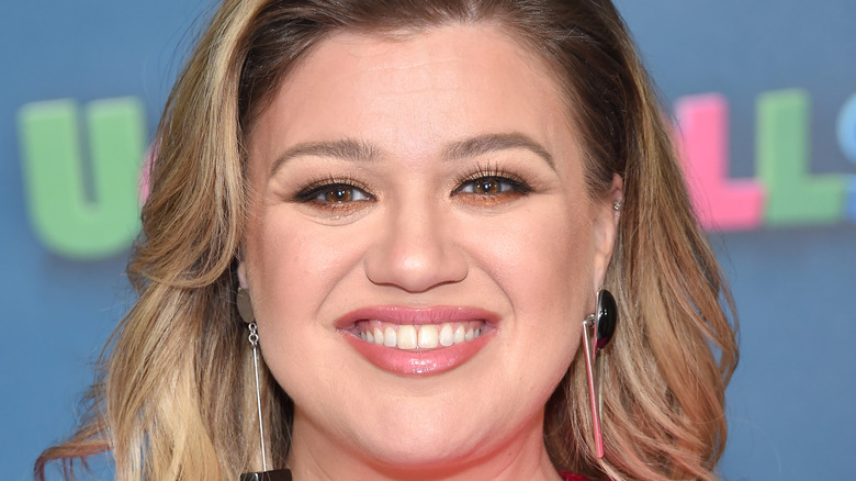 Kelly Clarkson smiling at an eent