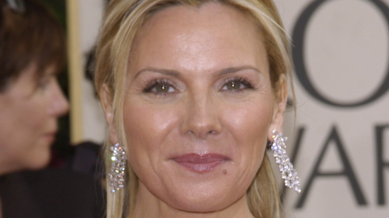 Kim Cattrall at Goldenn Globe Awards in diamond earrings 