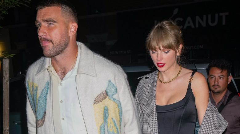 Travis Kelce and Taylor Swift walking 