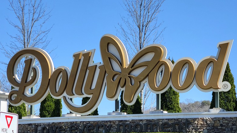 Dollywood front sign