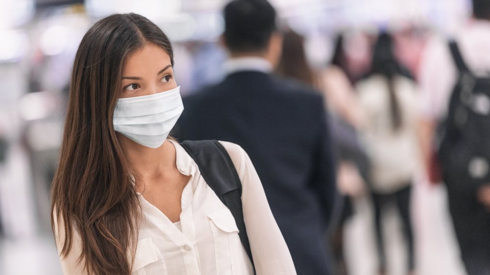 Woman wearing a face mask