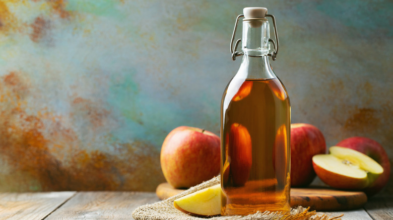 Apple cider vinegar and apples