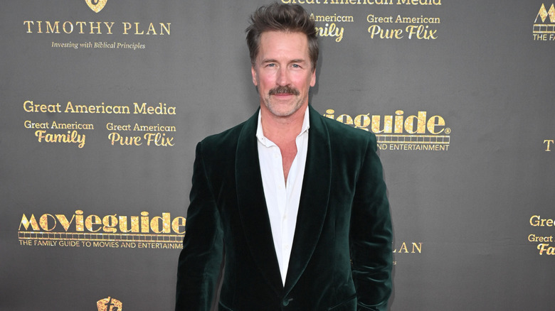 Paul Greene posing for the cameras at a red carpet event