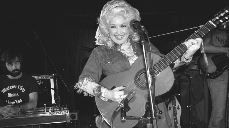 A young Dolly Parton performing on stage