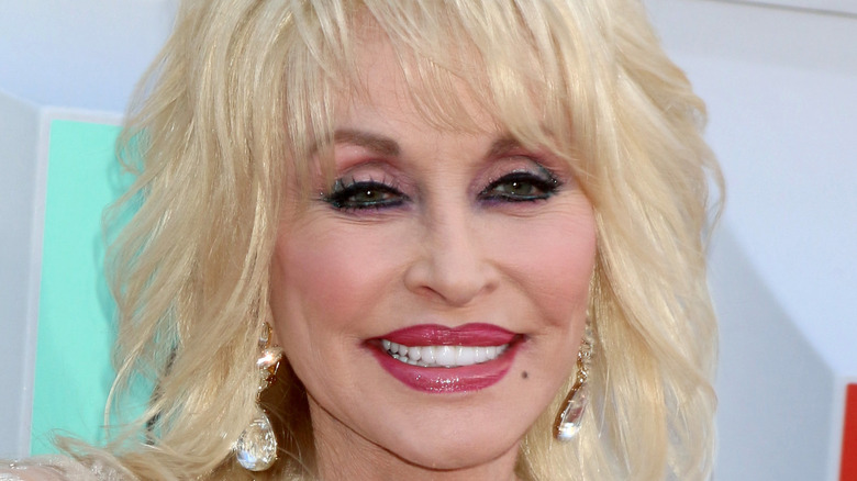 Dolly Parton, red carpet