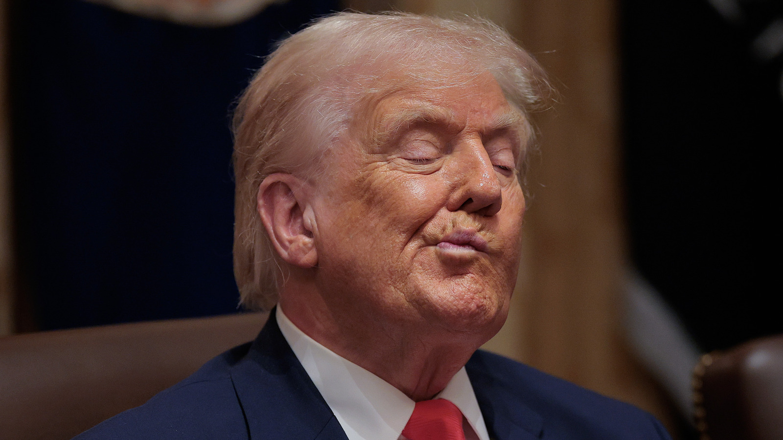 <a href="https://www.thelist.com/2045719/donald-trump-cant-hide-bandaged-hand-health-concerns/" target="_blank">Donald Trump Can’t Hide His Bandaged Hand From Mounting Concerns About His Health</a>