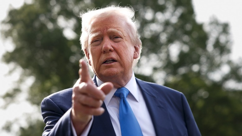 Donald Trump speaks to the media as he departs the White House (2025)