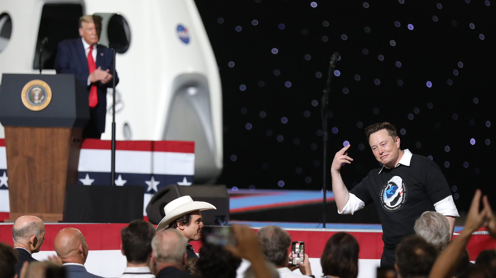 トランプには、イーロン・マスクの注目を必死に求めていることを示唆する習慣がある