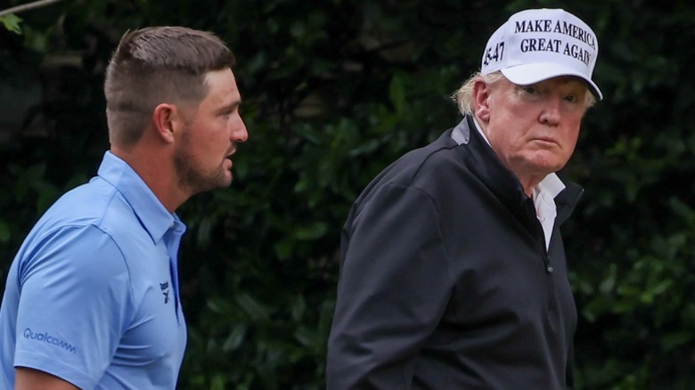 Bryson DeChambeau and Donald Trump walk towards the White House (2025)