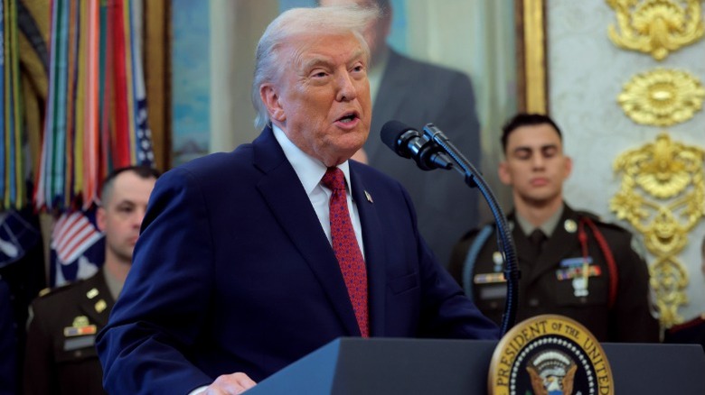 Donald Trump speaks  in the Oval Office of the White House (2025)