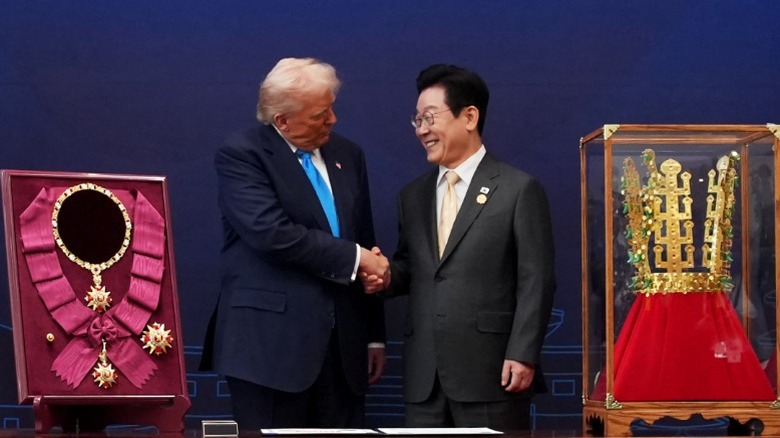Donald Trump shakes hands with Lee Jae Myung in the Gyeongju National Museum in South Koran (2025)