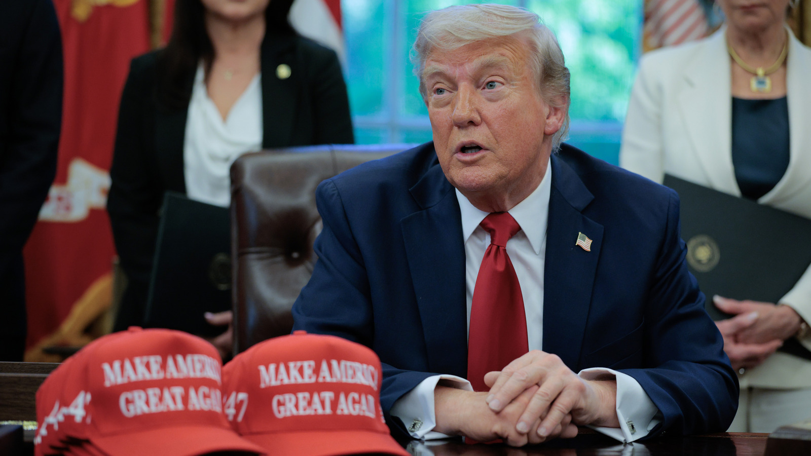 <a href="https://www.thelist.com/1842799/donald-trump-meme-photo-white-house-portrait/" target="_blank">Donald Trump’s New White House Portrait Proves His Ego Knows No Bounds</a>