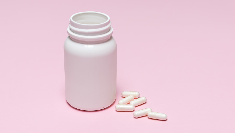 white pill bottle, white pills