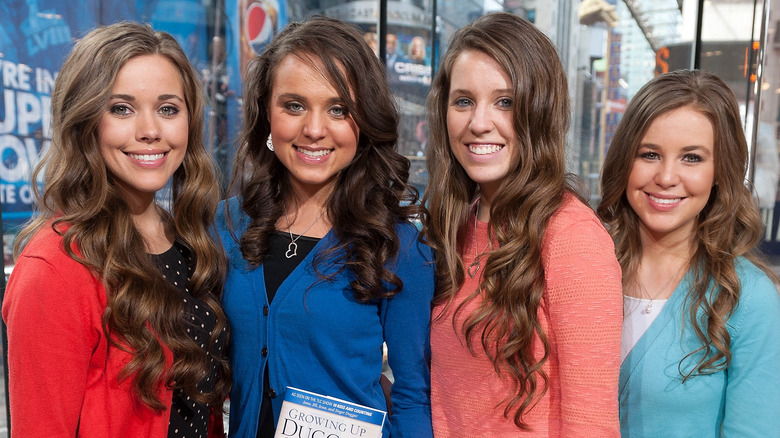 The Duggar sisters posing together