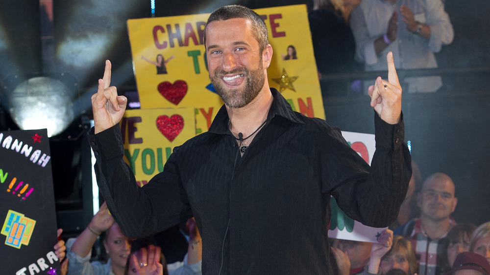 Dustin Diamond smiling at event, giving the rock salute