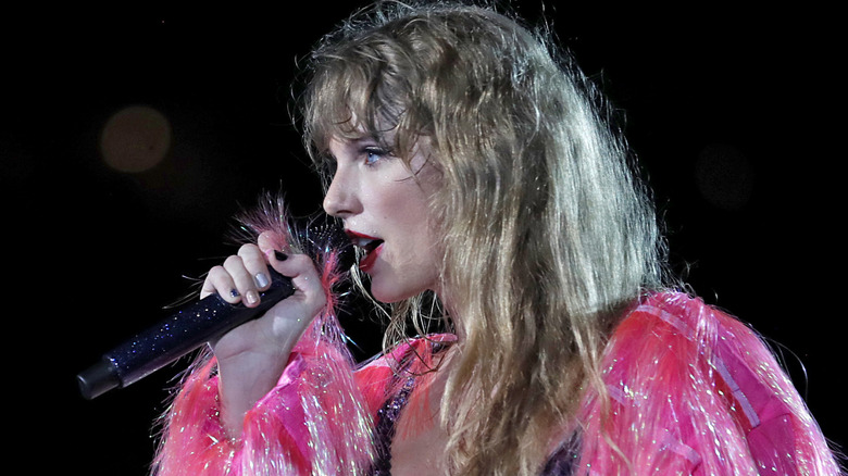 Taylor Swift singing