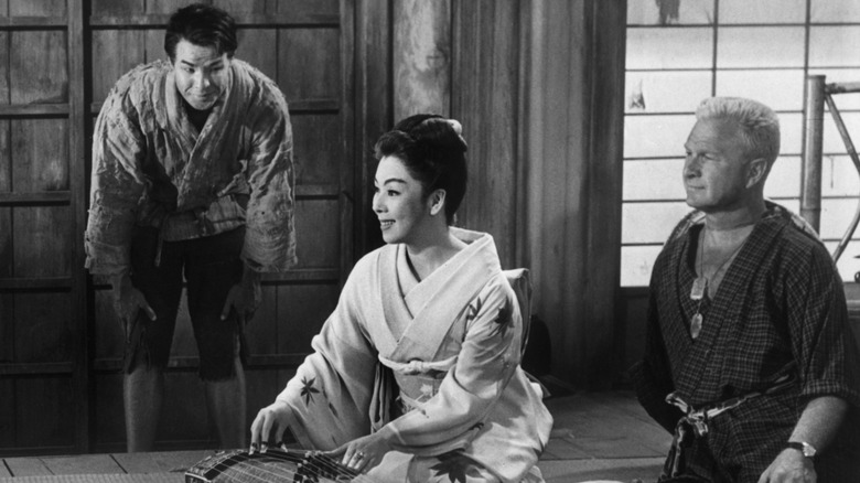 Marlon Brando, Machiko Kyo, and Eddie Albert wearing Japanese garb