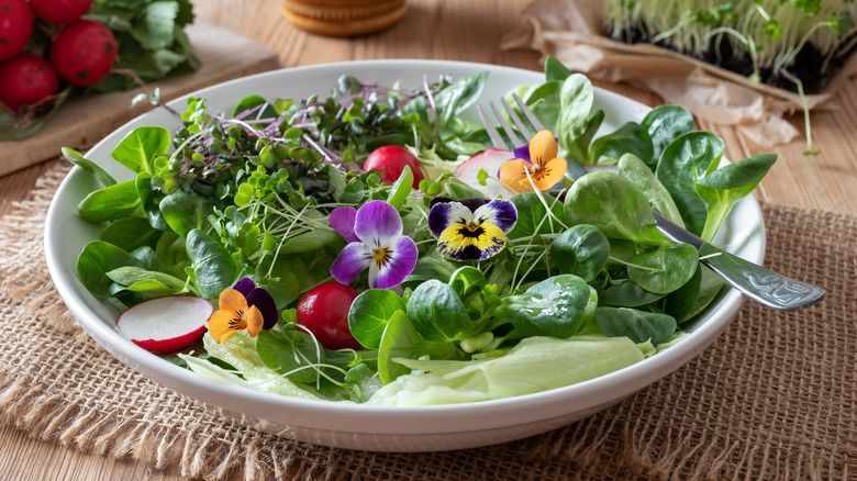 Salad with edible flowers