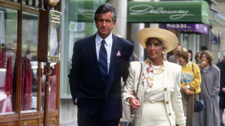 George Hamilton and Elizabeth Taylor walking in Paris in 1987
