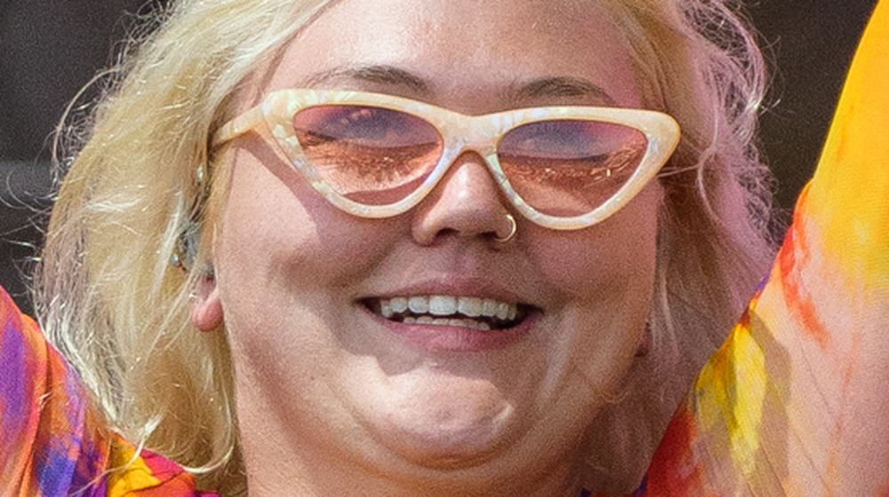 Elle King with white glasses