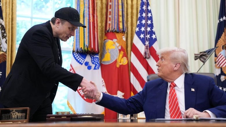 Elon Musk and Donald Trump shake hands in the Oval Office of the White House (2025)