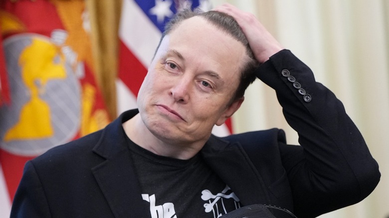 Elon Musk removes his hat in the Oval Office of the White House (2025)