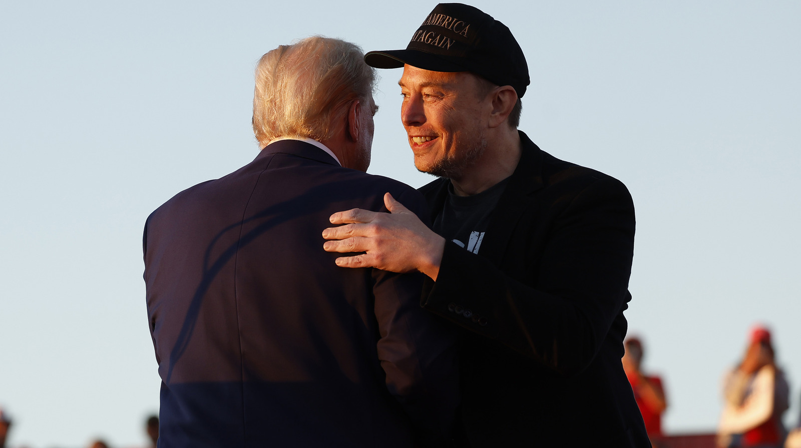 イーロン・マスクのささいなインターネット行動は、彼がトランプから教訓を得ていることを証明しています