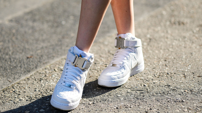 Every Street Style Enthusiast White Sneakers - Here's How To Find Your Pair