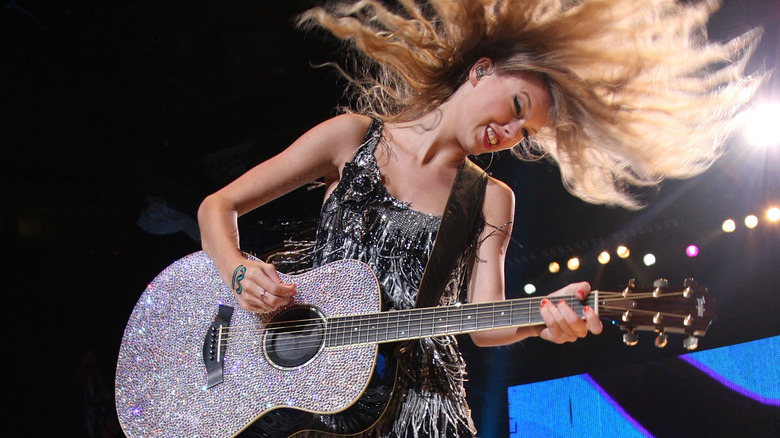 Taylor Swift flipping hair on stage