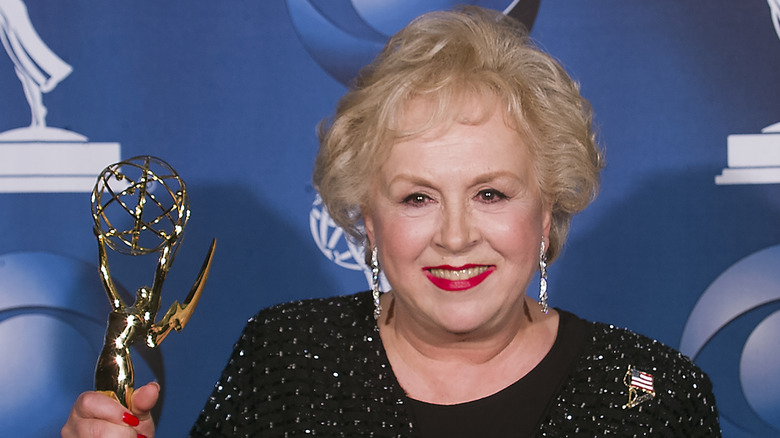Doris Roberts holds her Emmy Award on the red carpet