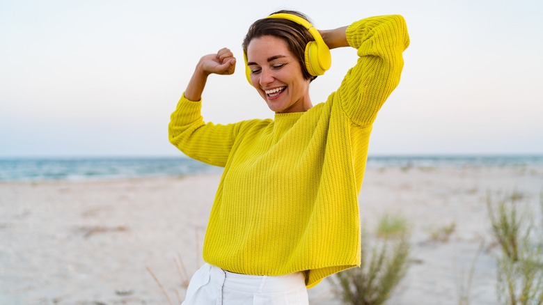 Woman wearing yellow summer sweater