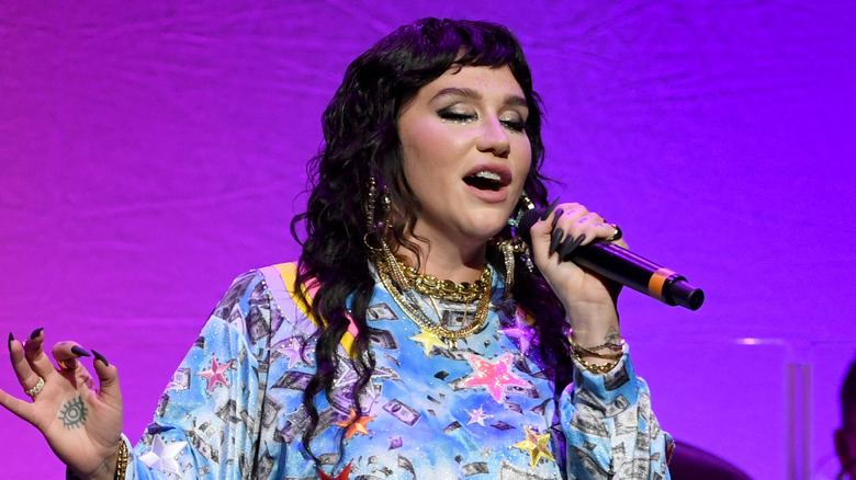 Kesha singing 
