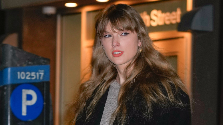 Taylor Swift walking outside