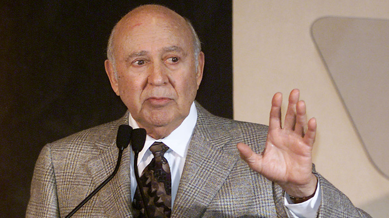 Carl Reiner presenting at an awards show in 2001