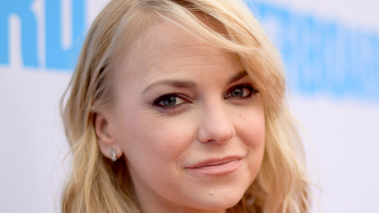 Anna Faris poses on the red carpet