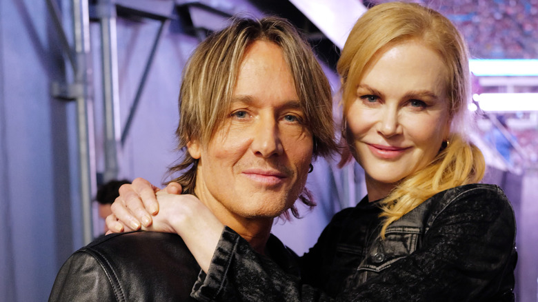 Nicole Kidman puts her hands around Keith Urban