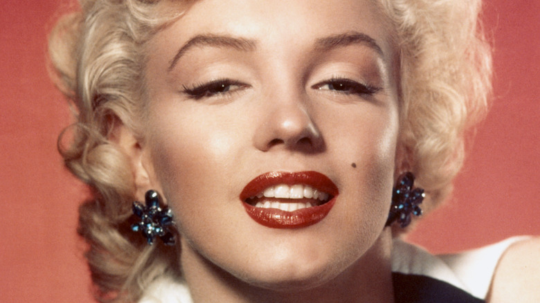 Marilyn Monroe posing for portrait 