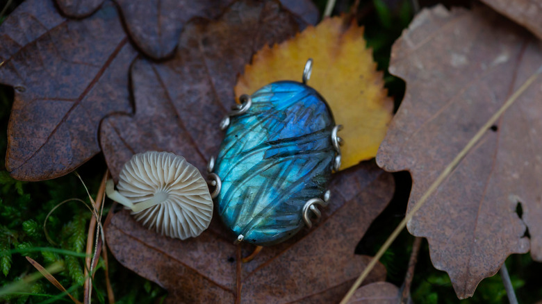 A blue labradorite pendent set on leaves