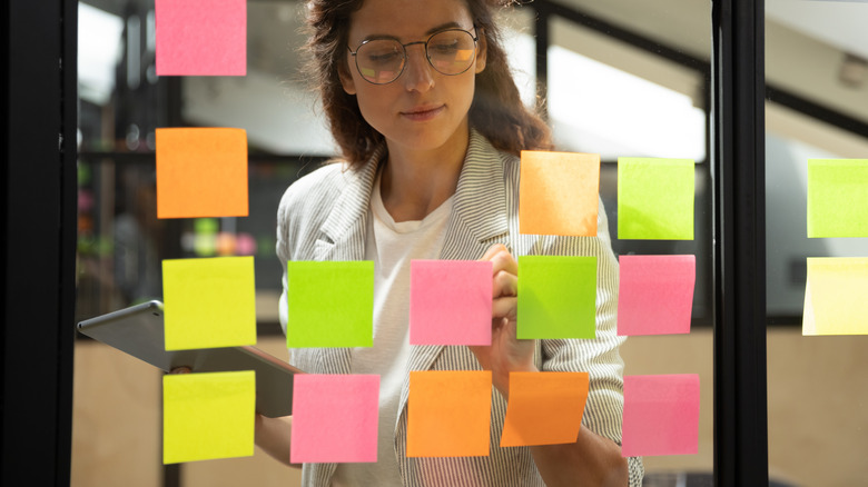 a women using sticky notes