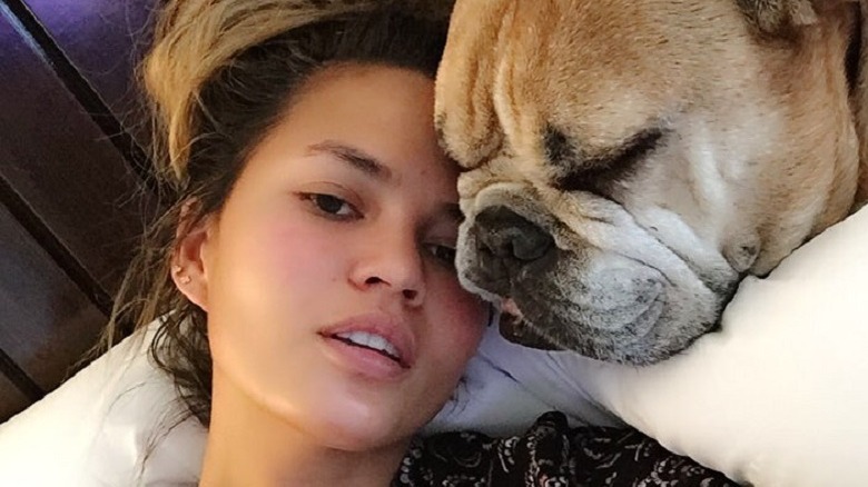 Chrissy Teigen no makeup dog