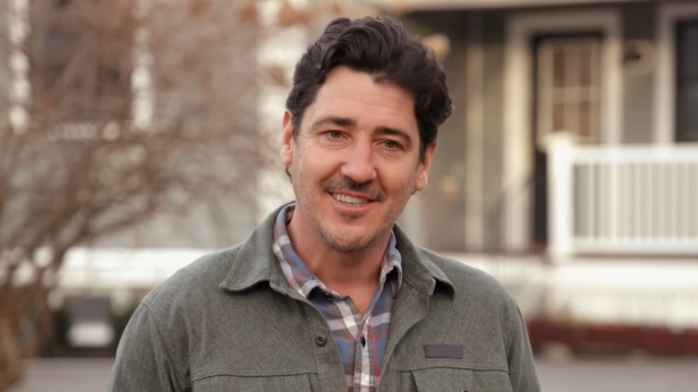 Jonathan Knight appears on Farmhouse Fixer