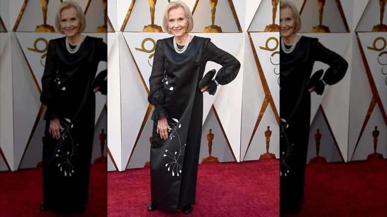 Eva Marie Saint wearing three pearl necklaces and a long black dress at the Oscars